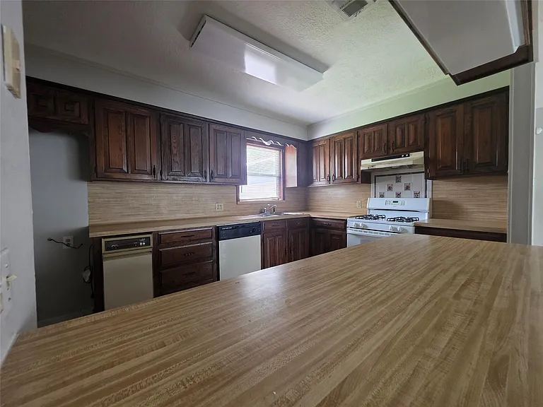 705 N Circle Dr — Photo 4