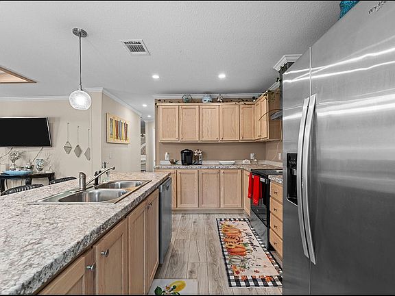 4th image of 2442 Douglas Rd #1