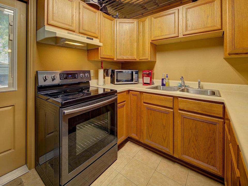 2nd image of 253 Lohmann St