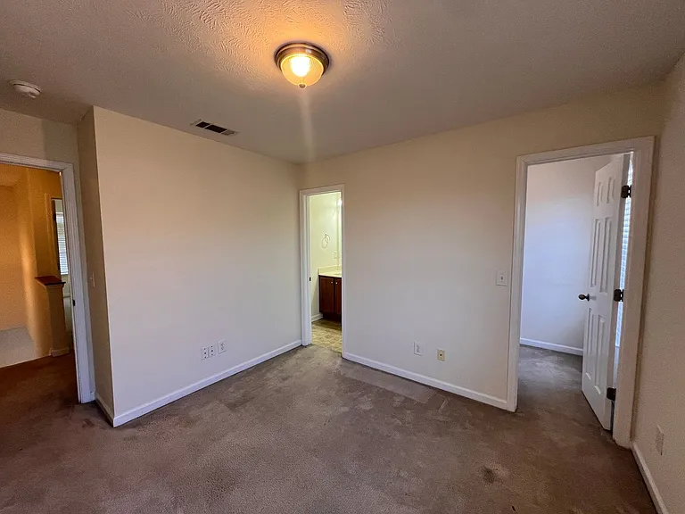 6021 Cullen Dr — Photo 10