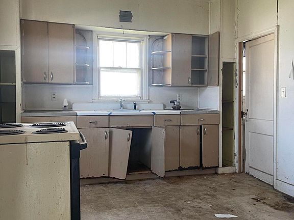 3rd image of 311 Court House Dr