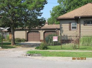 907 S Walnut St, Sesser, IL 62884