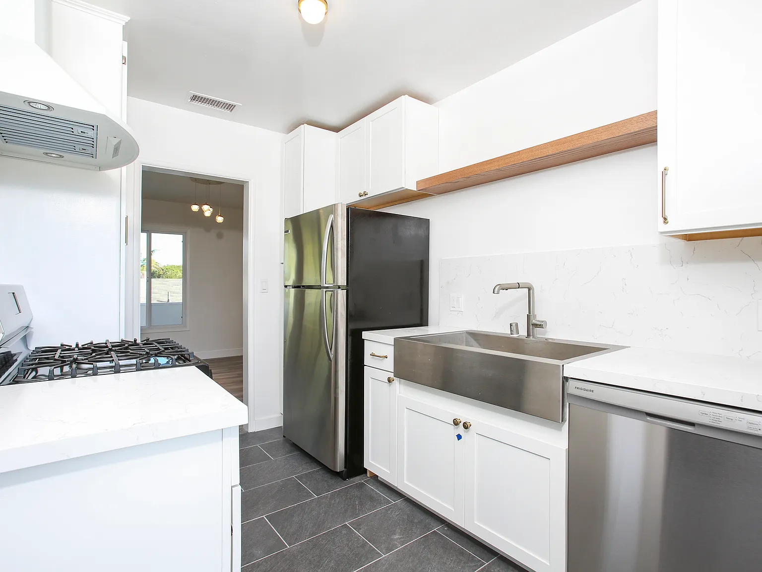 2 bed, 700 sqft, $3,595 — Photo 3
