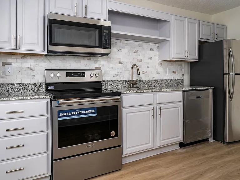 Beacon Pointe Apartments — Photo 6