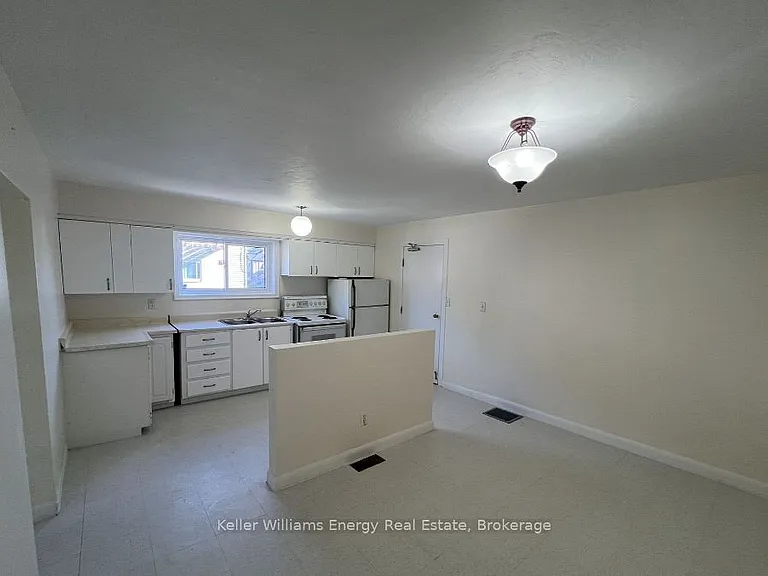 169 Mary St N #1 — Photo 4
