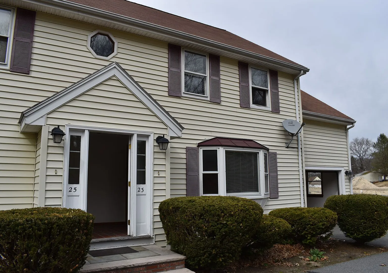 Recently updated, spacious 3 bedrooom, 3 level townhouse in Chelmsford. Ideal location for commut... — Photo 2