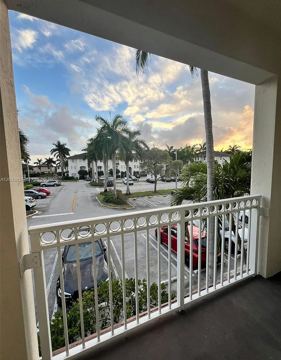 St Moritz At Doral Condo — Photo 1