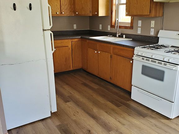 2nd image of 26 Mechanic St