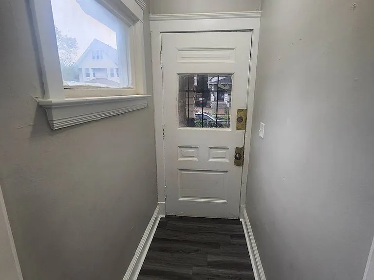 1637 - 1639 Holyrood Ave — Photo 2