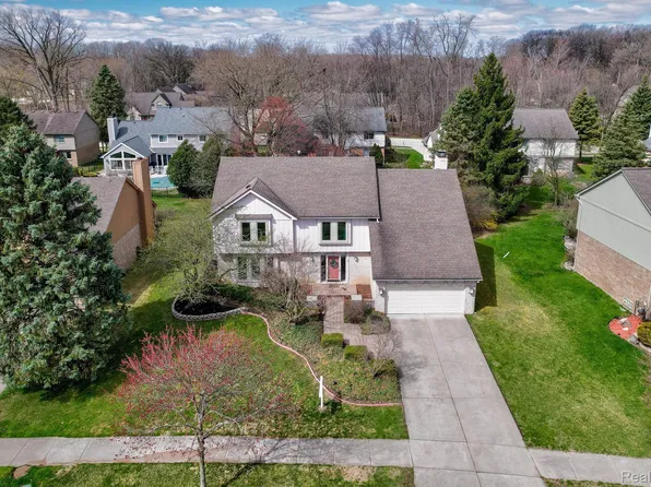 24593 Redwing Dr, Novi, MI 48374