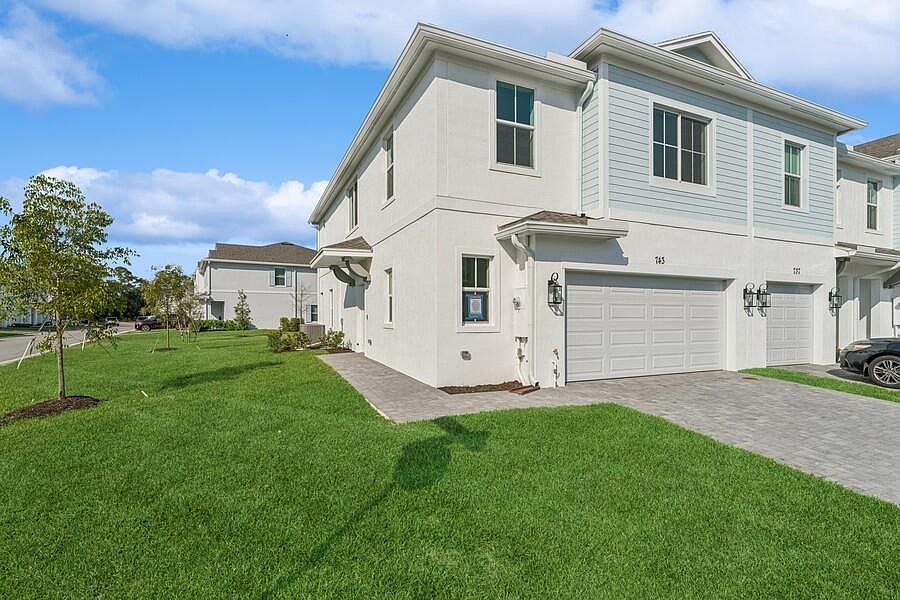 1st image of 743 NE Hawks Ridge Way #1404