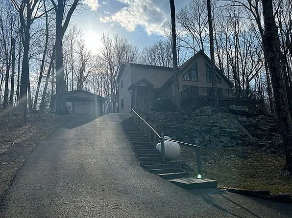 36 Lower Playground Trl, Hawley, PA 18428