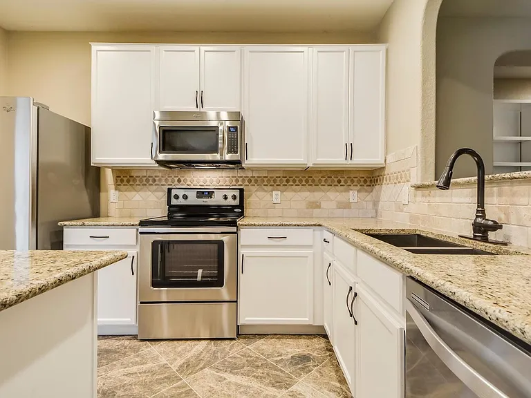 2202 Ezra Ct — Photo 13