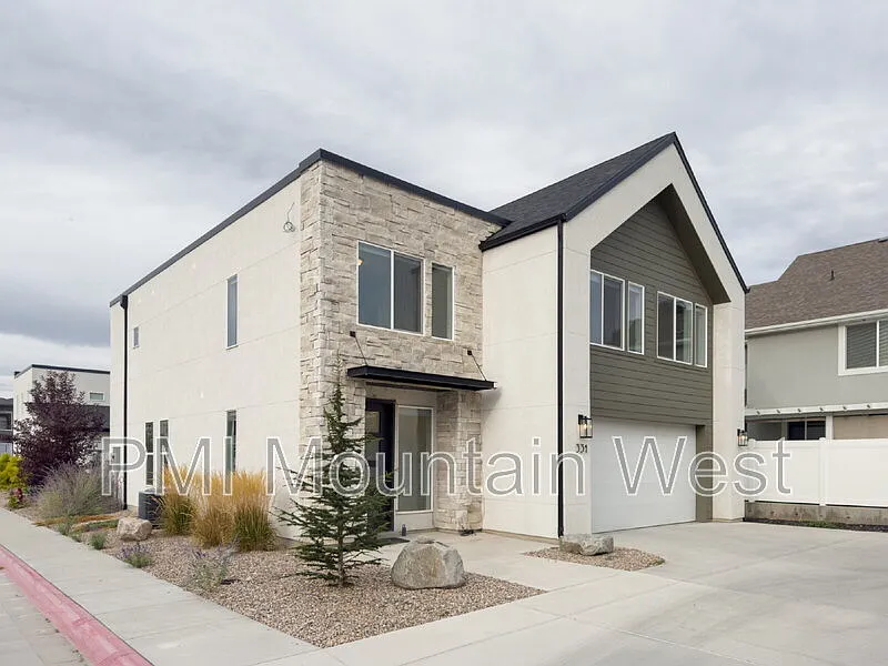 4 bed, 2.5 bath, 2395 sqft, $2,995 — Photo 2