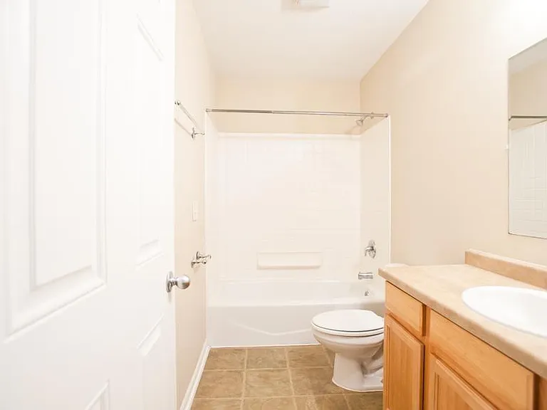 3255 N Oakland Ave #UPPER — Photo 17