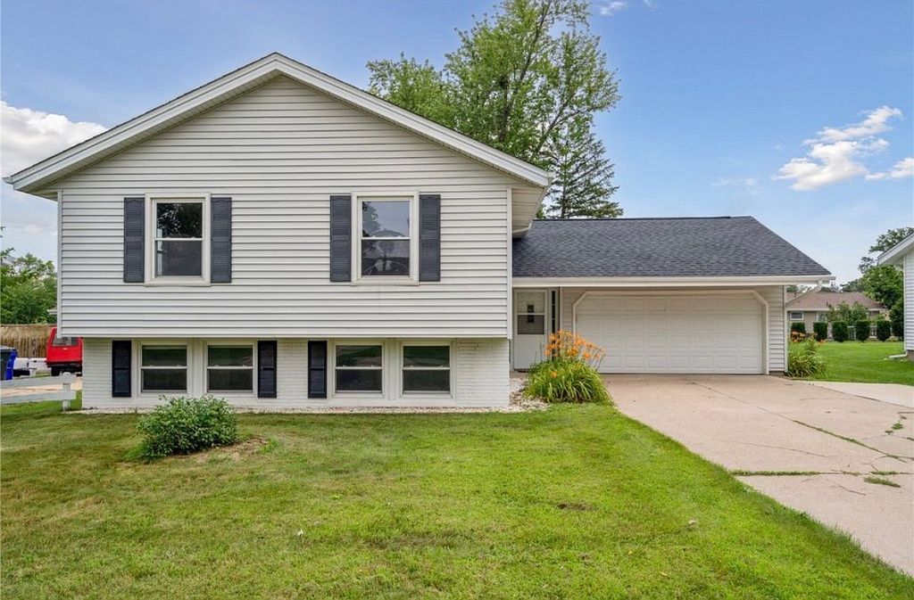 4702 Twin Pine Dr NE - Property Image
