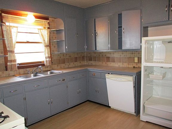 4th image of 303 W 6th St