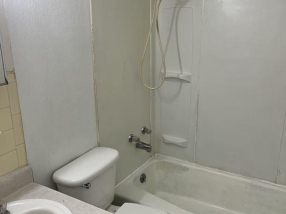 4th image of 1036 Cherry Dr #8