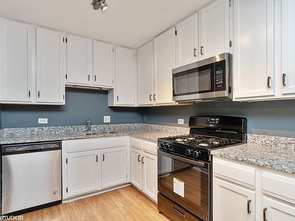 3rd image of 1049 W Ogden Ave APT 103