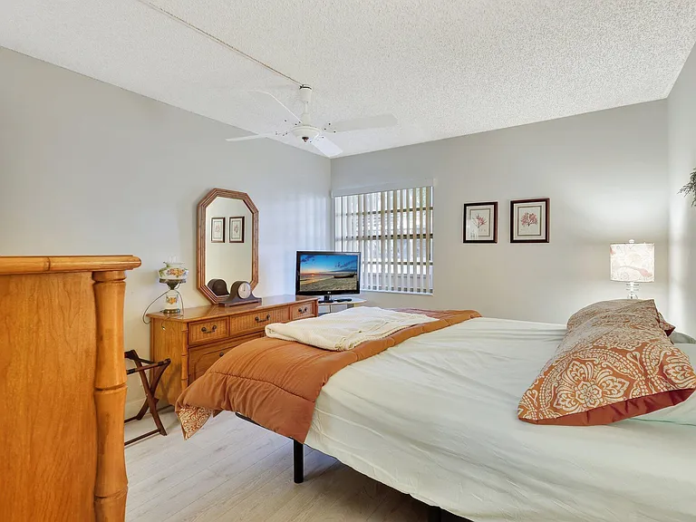 825 E Normandy Trl #R — Photo 15