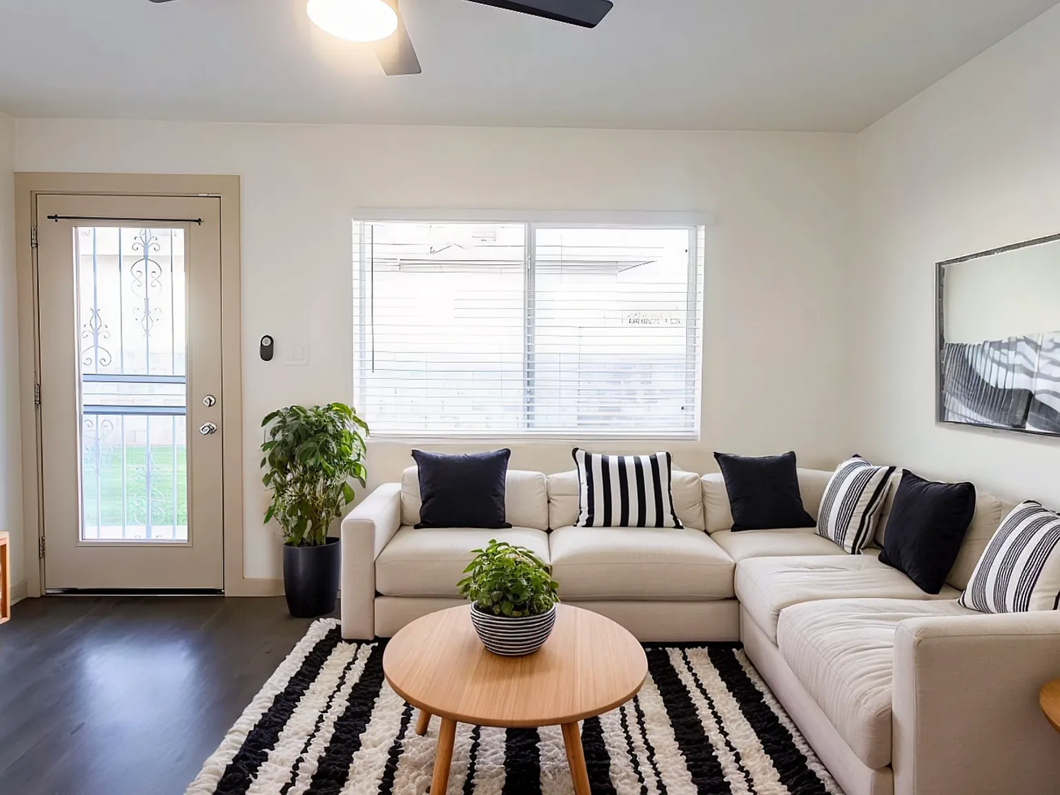 2 bed, 700 sqft, $1,349 — Photo 2