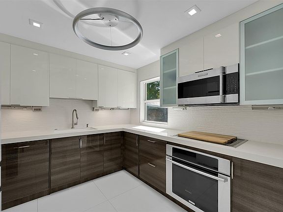 4th image of 640 NW 30th St #640