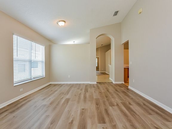 4th image of 829 Rogers Ct
