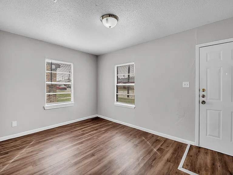 203 W Avenue G — Photo 4