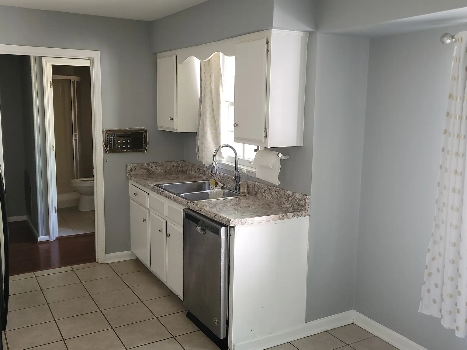 4 bed, 1932 sqft, $2,400 — Photo 2