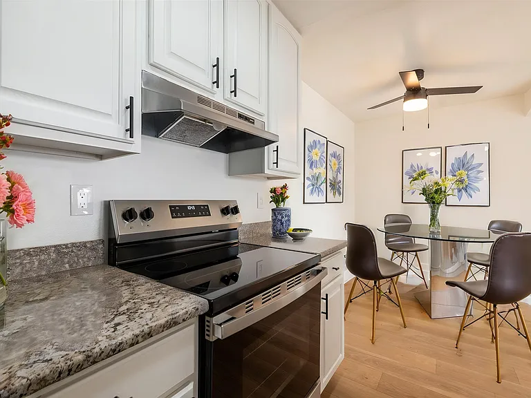 Summerhill Place Apartments — Photo 9
