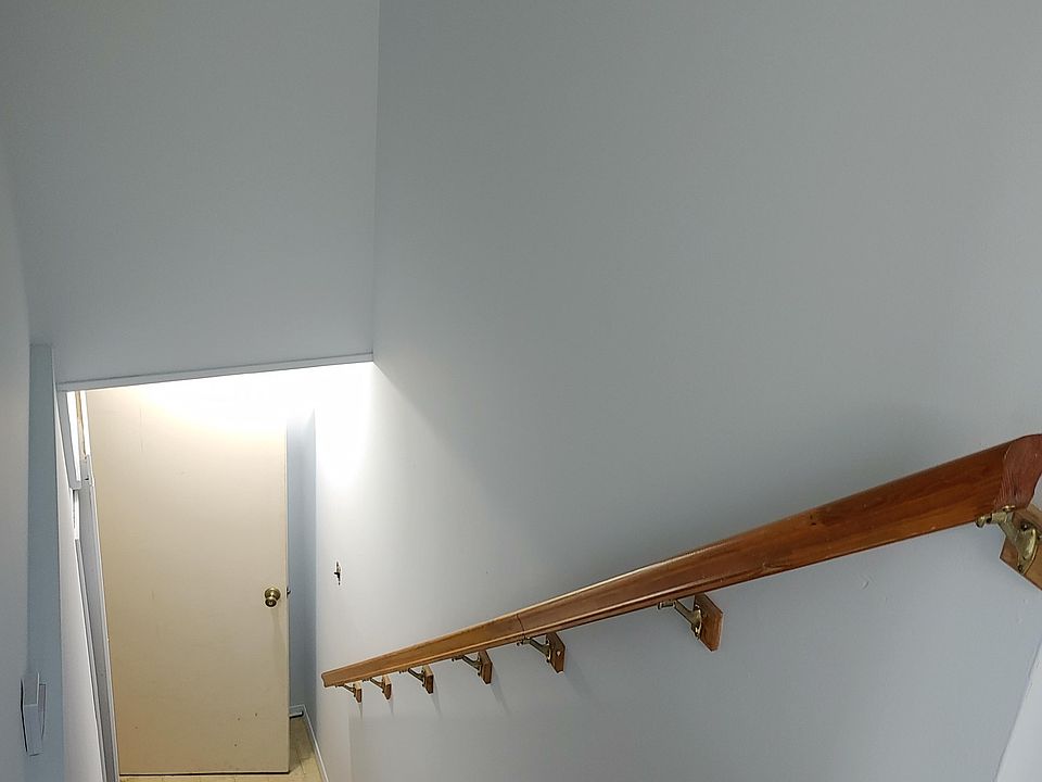 stairs to up stairs apartment