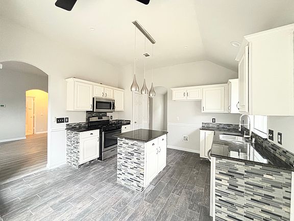 4th image of 7120 Chateau Dr