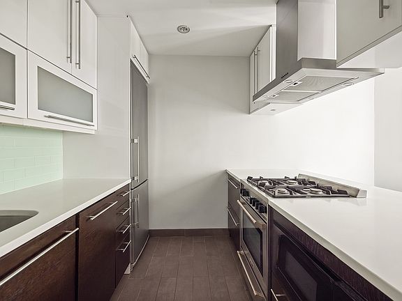 3rd image of 167 Perry St APT 1J
