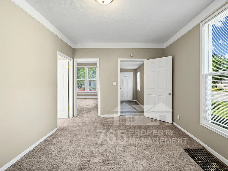 1706 Everett St — Photo 10