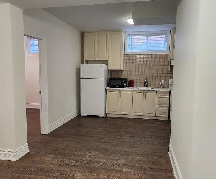 33 Scarborough Golf Club Rd — Photo 1