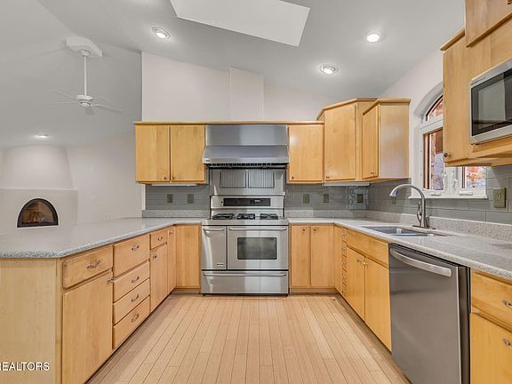4th image of 31 Byron Ln