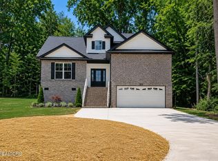 3185 Fairoaks Dr, Maryville, TN 37803