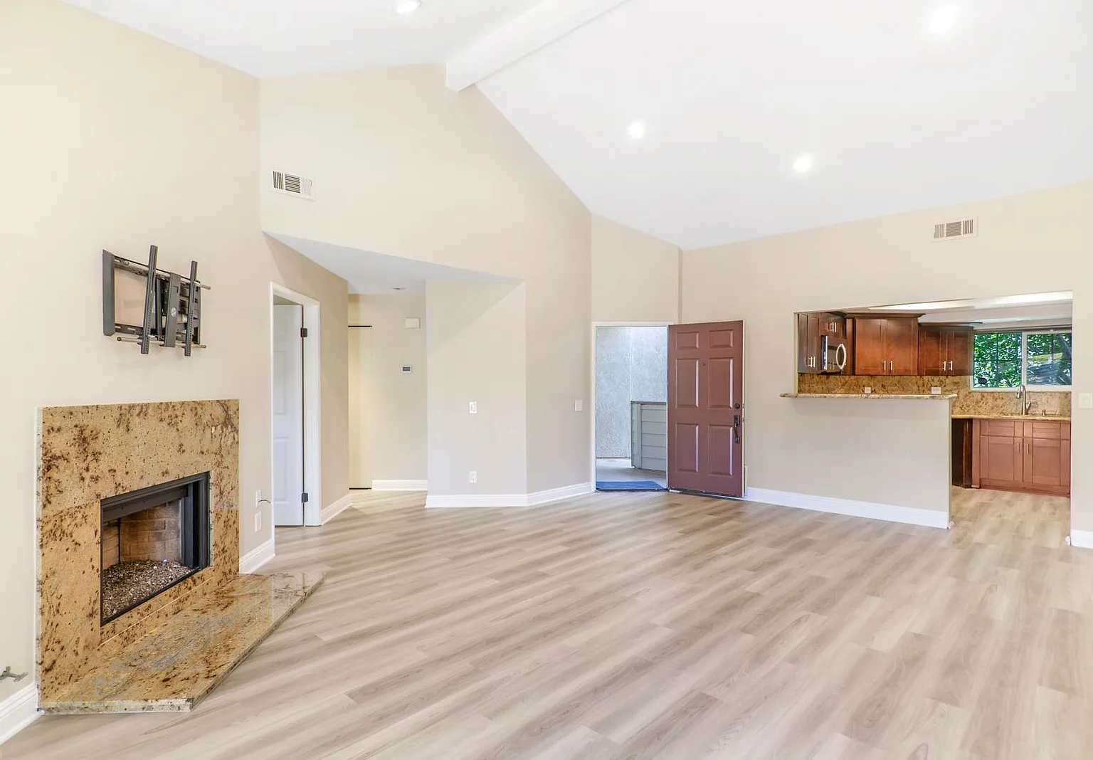 2 Bedroom Condo - Laguna Hills! — Photo 2