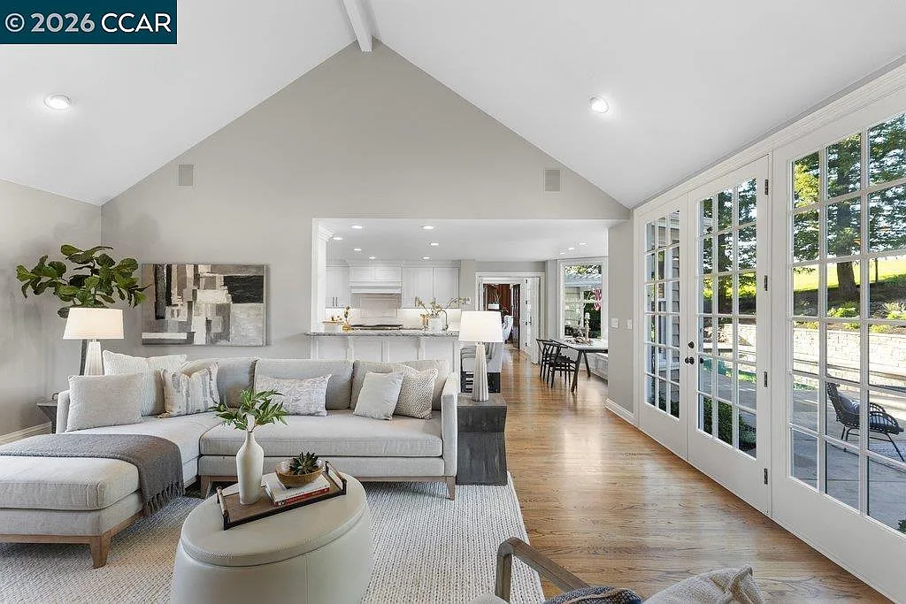 10 Crownridge Dr photo 1