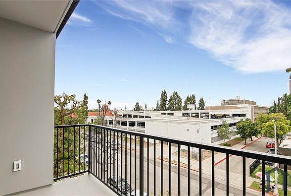 1st image of 14333 Sylvan St #203