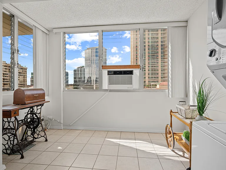 818 S King St #1007 — Photo 13