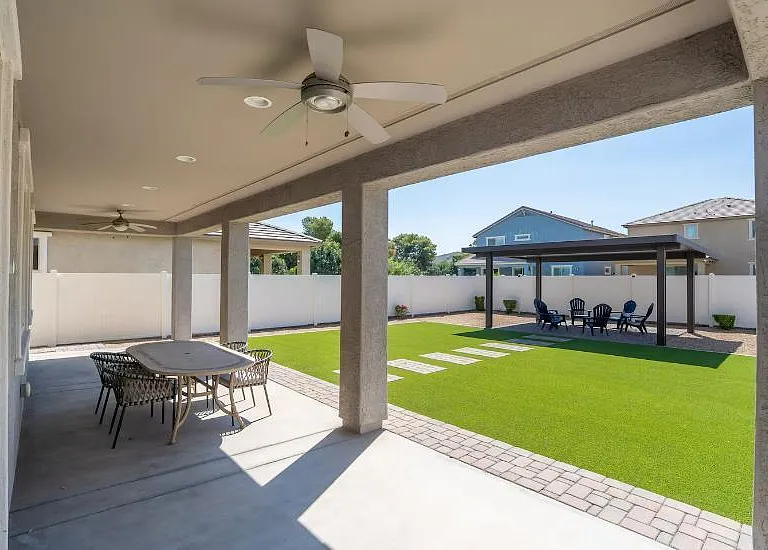 2437 E Alta Vista Rd — Photo 2