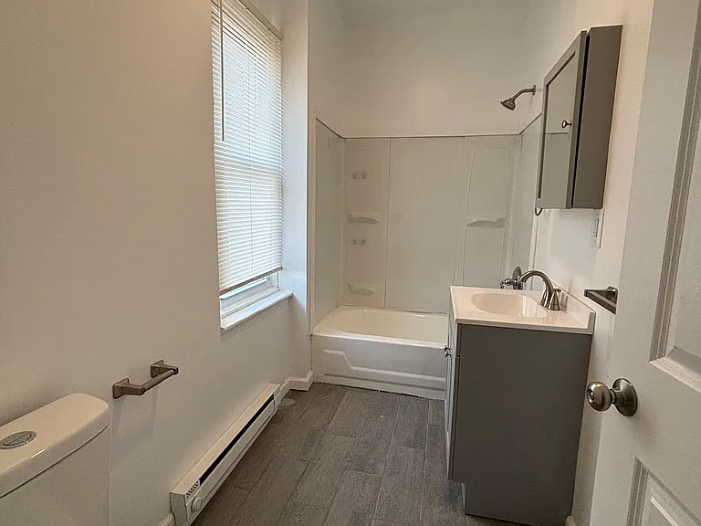 1153 E 4th St #1 — Photo 10
