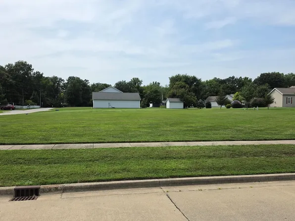 1 N Pointe Dr N, Salem, IL 62881