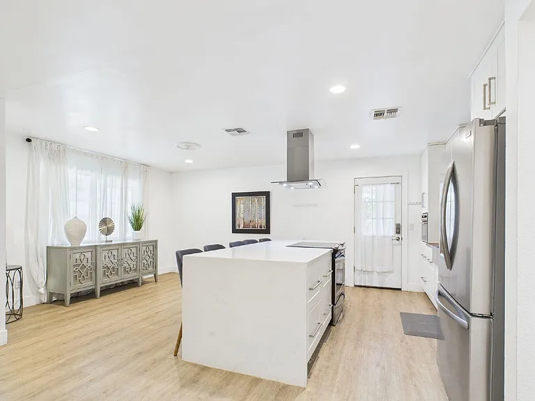 1233 W 11th St — Photo 7