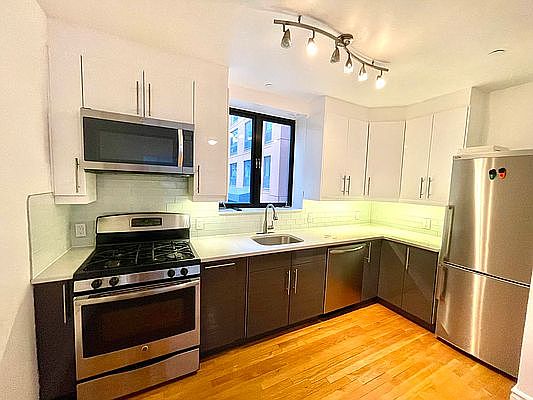 2nd image of 2620 Jackson Ave APT 2C