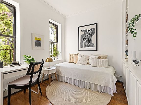 5th image of 422 13th St APT 4F