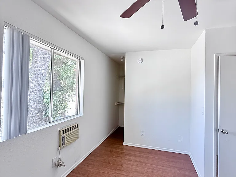 7355 Woodley Ave #8 — Photo 15
