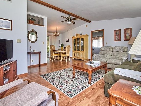 2nd image of 121 Carver St