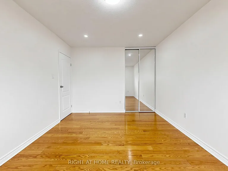 86 Howlett Ave — Photo 33